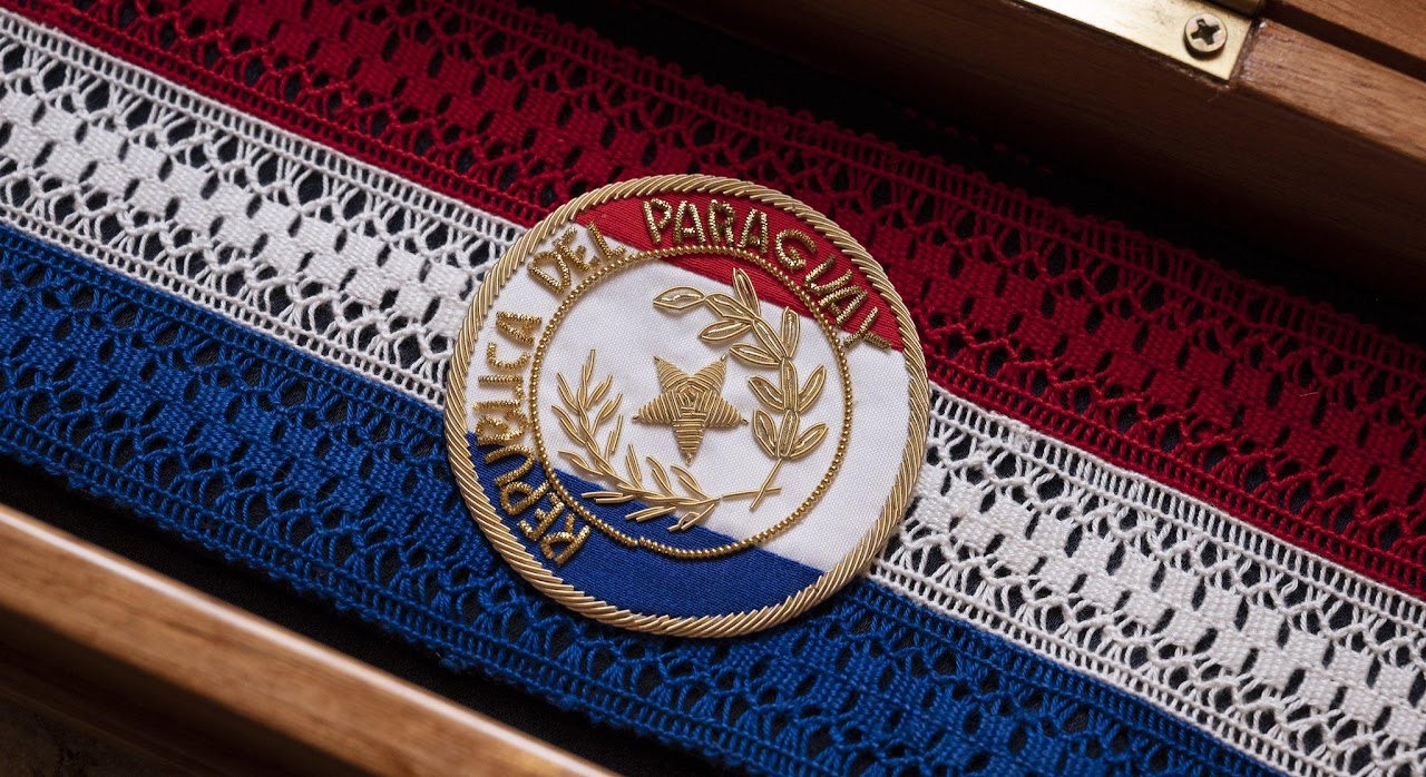 Banda presidencial de Peña fue confeccionada en ñandutí