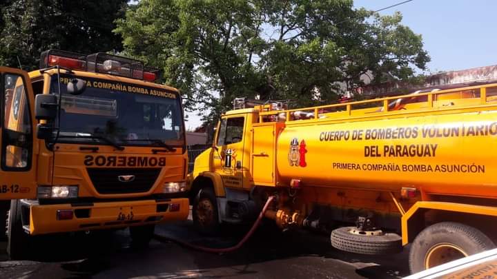 Bomberos piden que se les ceda el paso