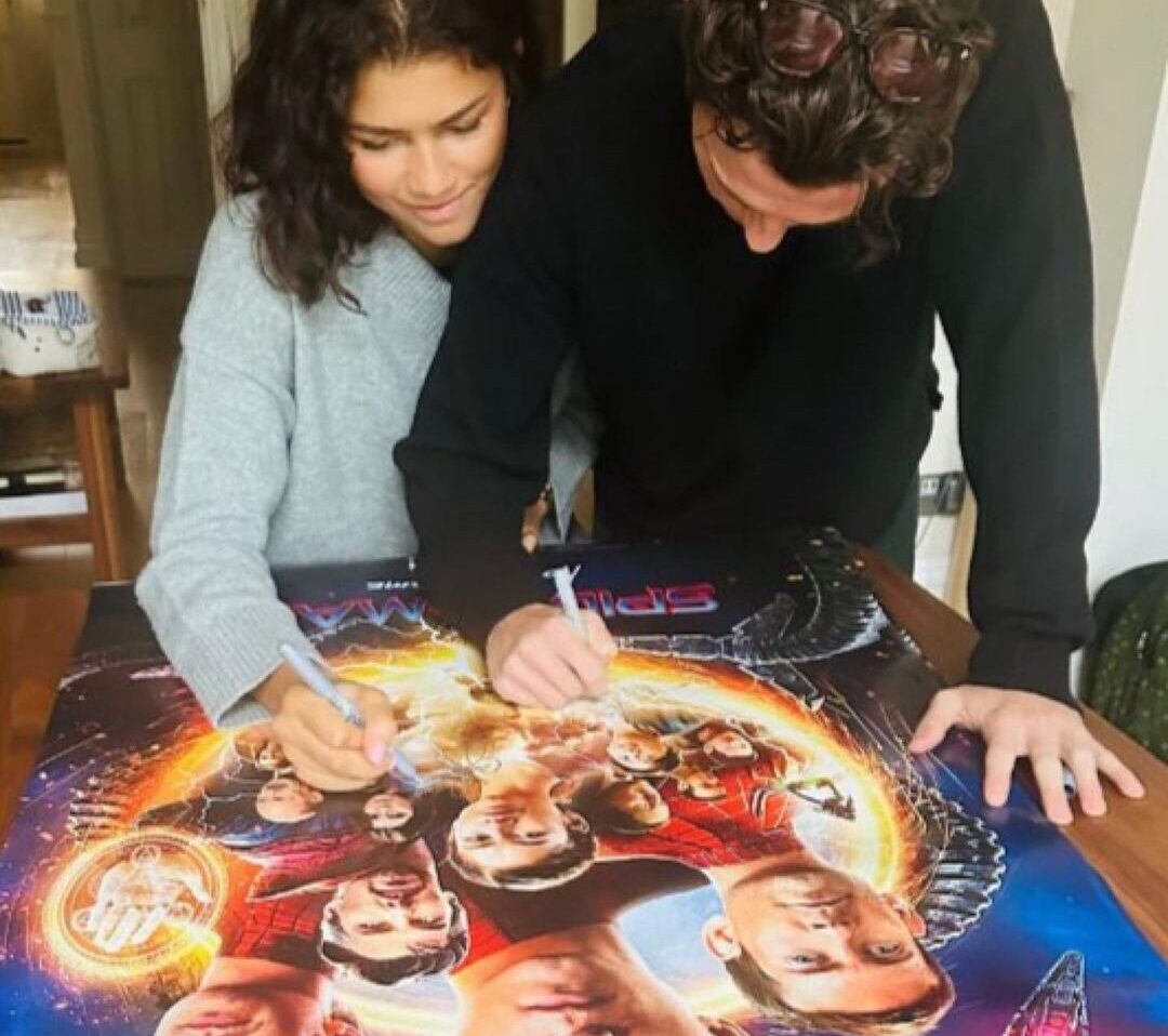Zendaya y Tom firmaron carteles de Spider-Man para caridad solidaria
