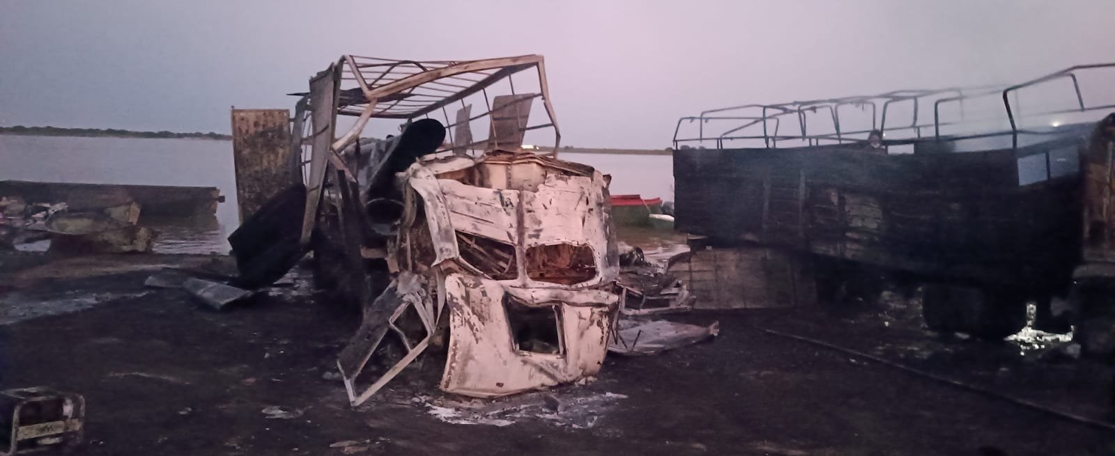 Dos personas mueren calcinadas por explosión de camiones