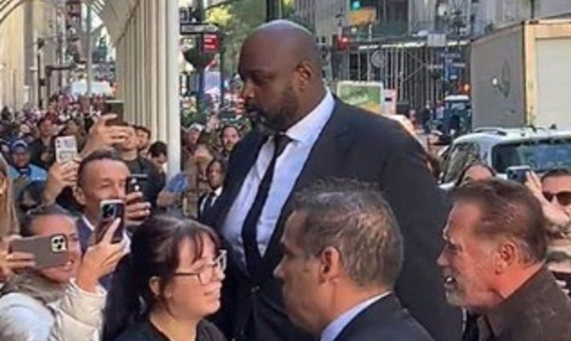 El guardaespaldas gigante del actor que revoluciona las redes sociales