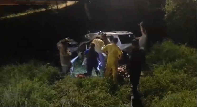 Vehículo impactó por un puente y cayó a 15 metros