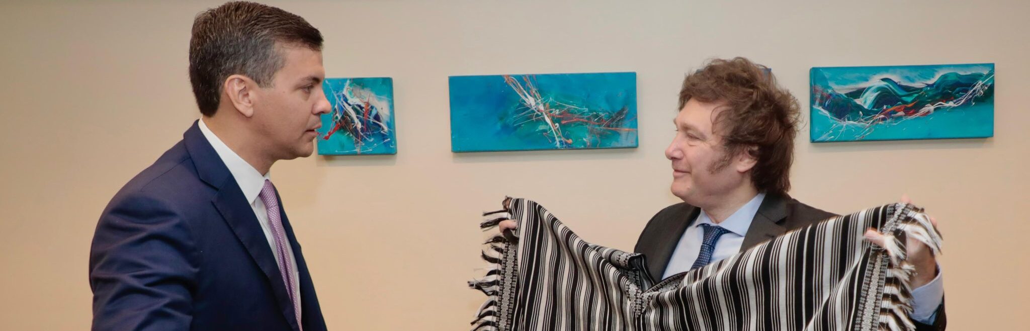 Javier Milei recibió un especial regalo de Santiago Peña