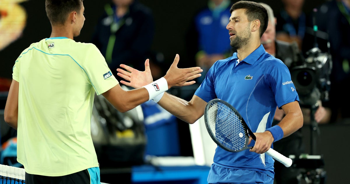 Djokovic deja dudas, pero sigue en carrera