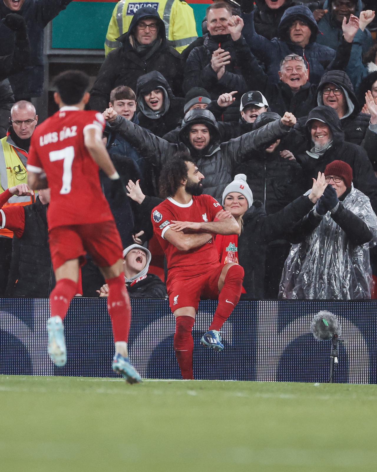 Liverpool aplasta a Newcastle y se mantiene puntero en Inglaterra