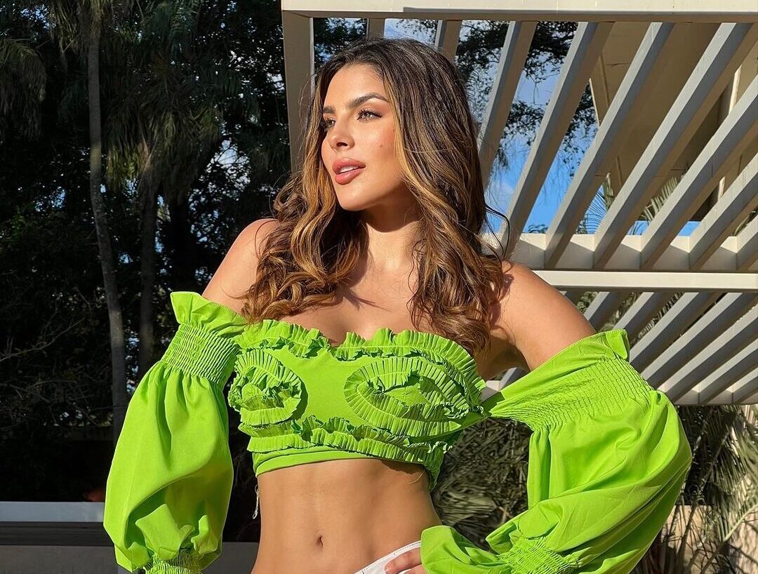 Reina de belleza criticada por su gesto al recibir un ramo de flores