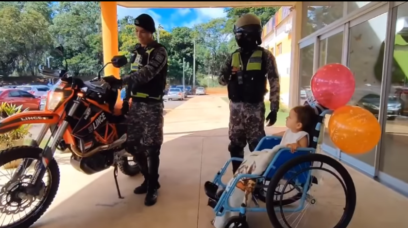 La conmovedora visita del Grupo Lince a un paciente pediátrico
