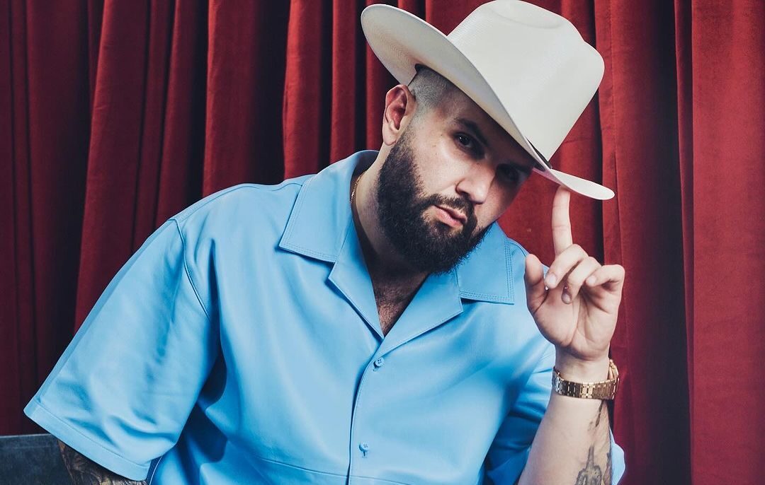 Carin León censurado por hacer apología a las drogas