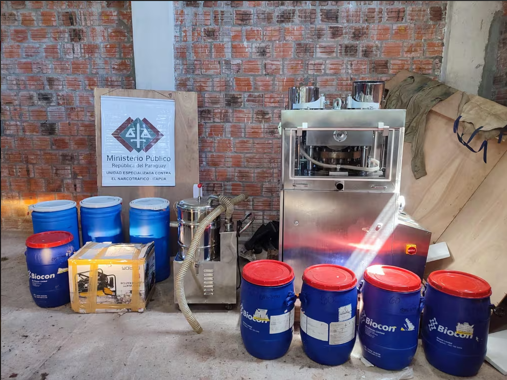 Autoridades desmantelan presunto laboratorio de éxtasis