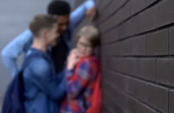 Menor en grave estado tras recibir supuestamente patada en la cabeza