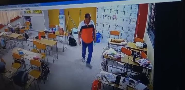 Hombre ingresó a institución educativa a robar celulares