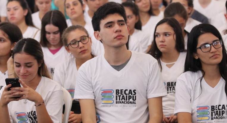 Nuevos becarios deben firmar Acuerdo de Compromiso