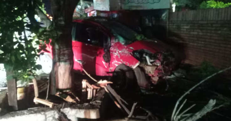 Conductor pasó semáforo en rojo y atropelló a un motociclista