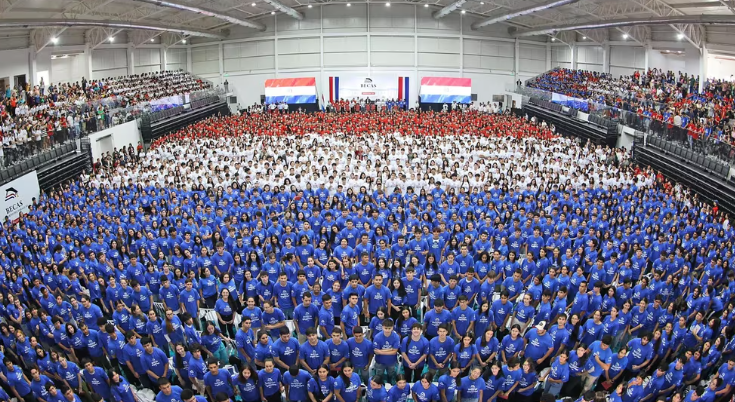Gobierno otorga becas a casi 5.000 jóvenes destacados