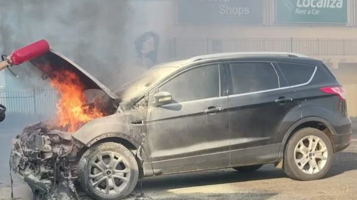 Camioneta se incendió en el estacionamiento de un local en CDE