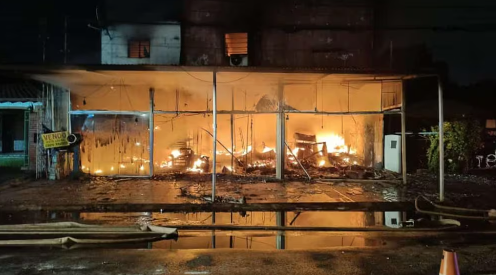 Incendio consumió zapatería en Itaugua