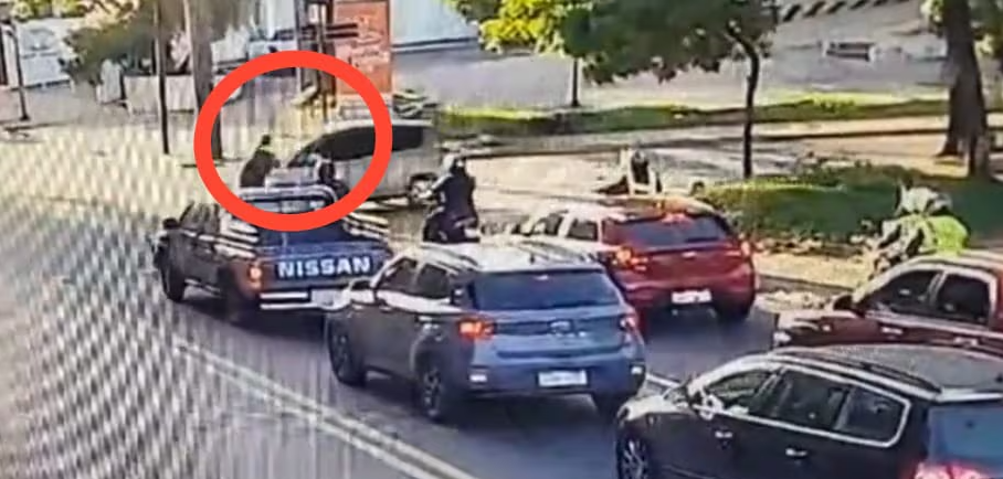 Conductor que embistió a agente de tráfico evade responsabilidad financiera