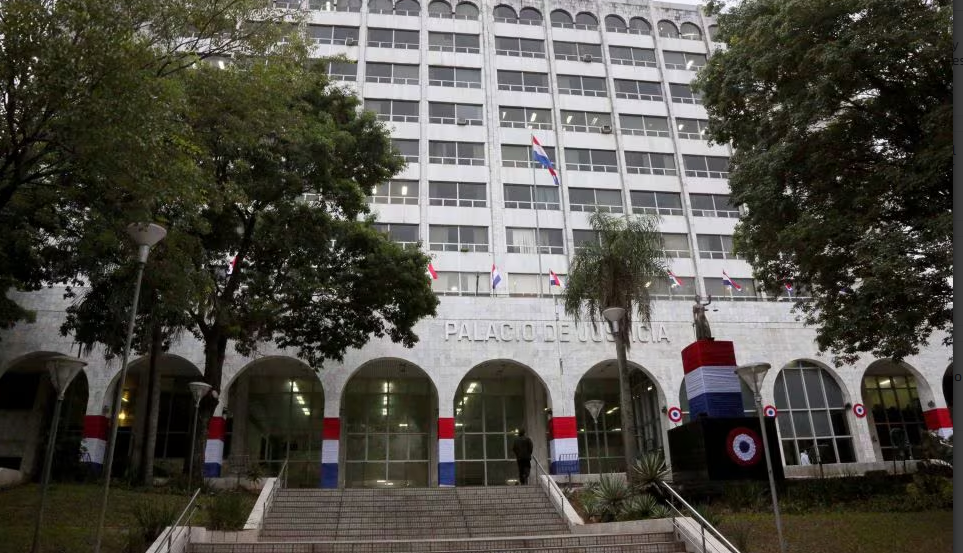 Javier Esquivel jura como nuevo defensor general