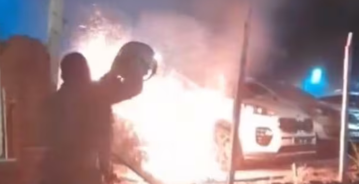 Incendio en playa de vehículos tras ataque con bomba molotov