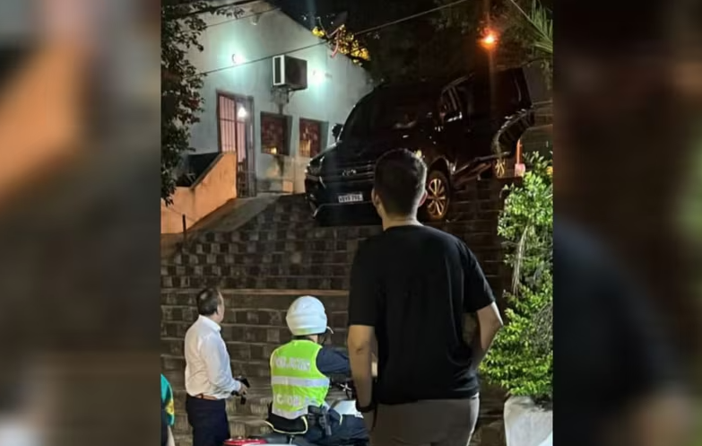 Exsenador cayó en escalinata por seguir al GPS