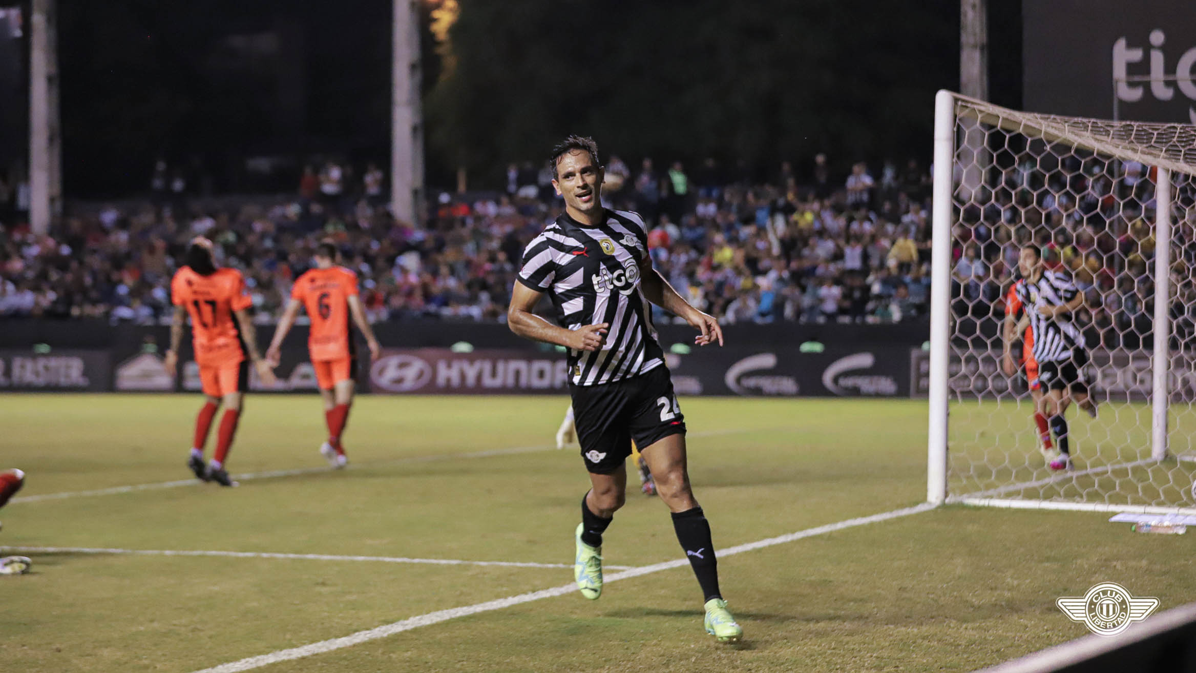 Paliza “gumarela” para seguir en la puja por el Apertura