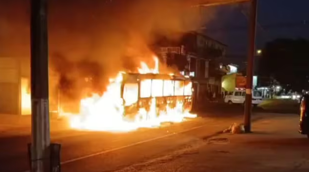 Bus ardió en llamas en el centro de San Lorenzo