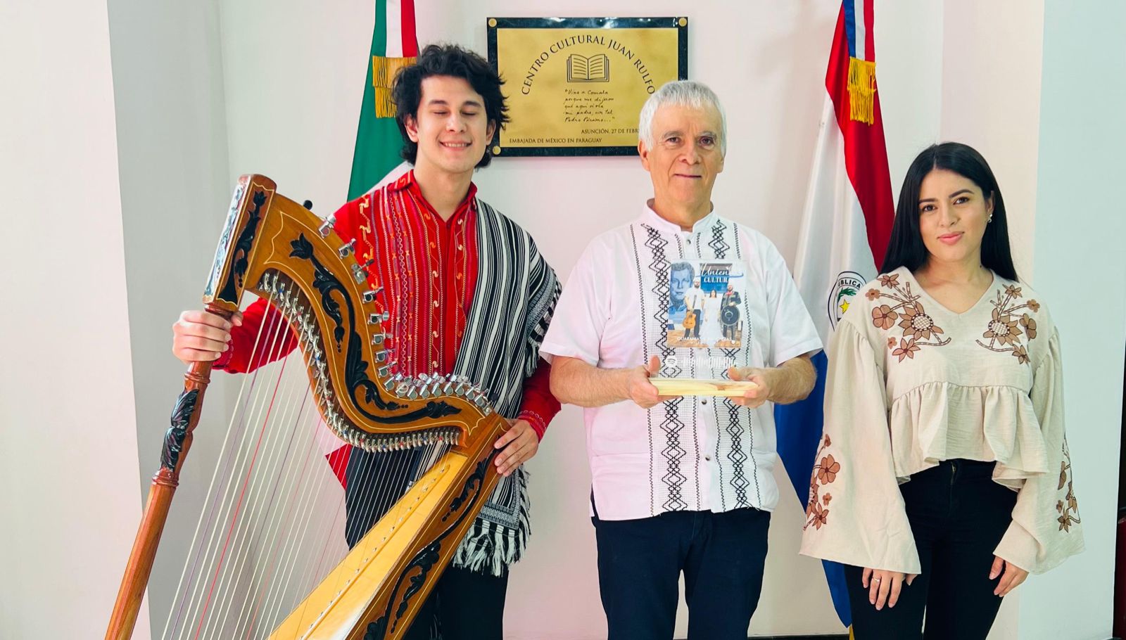 Mily Brítez cantó una guarania al embajador de México en Paraguay