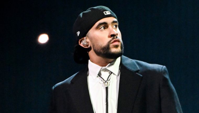 Bad Bunny quedó enganchado a una bailarina en el escenario