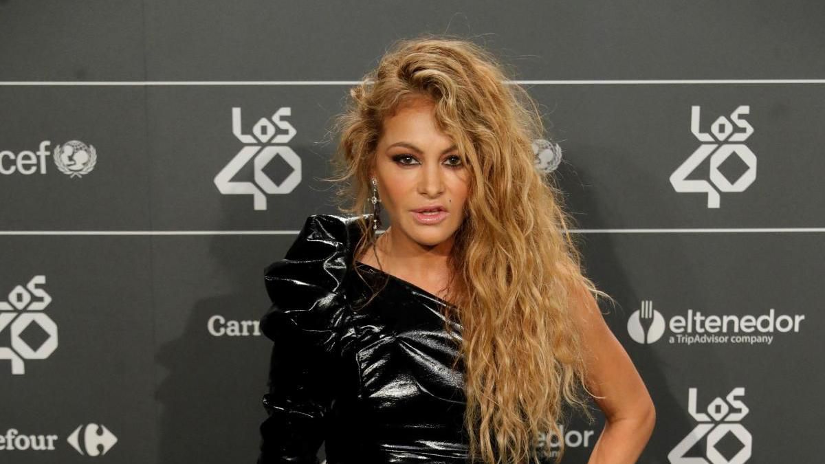Paulina Rubio festejó su cumpleaños rompiendo platos