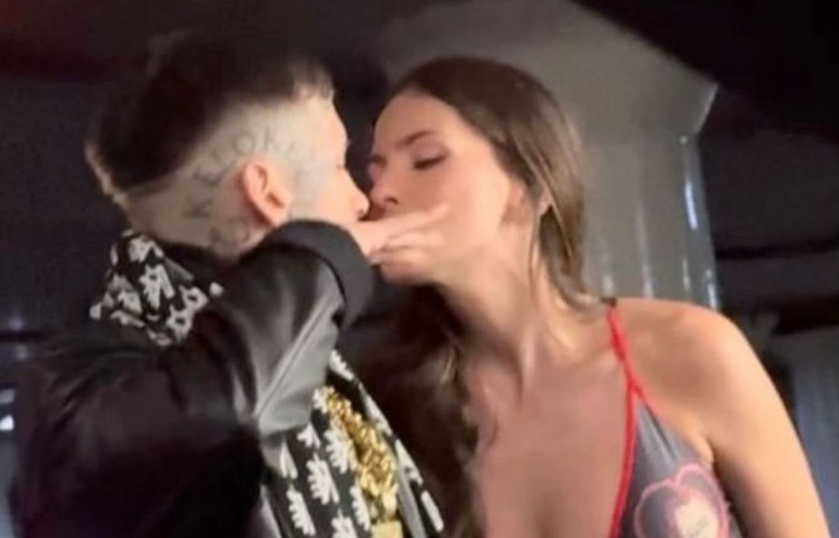 L-Gante y la China Suárez fueron captados a los besos