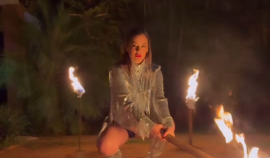 El llamativo ritual con fuego que hizo Larissa Riquelme
