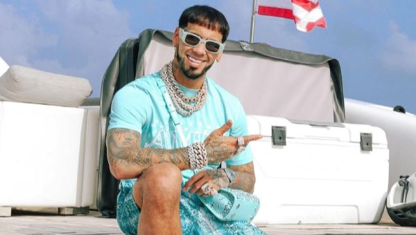 Anuel pidió a su público escrachar a su compañero de trabajo