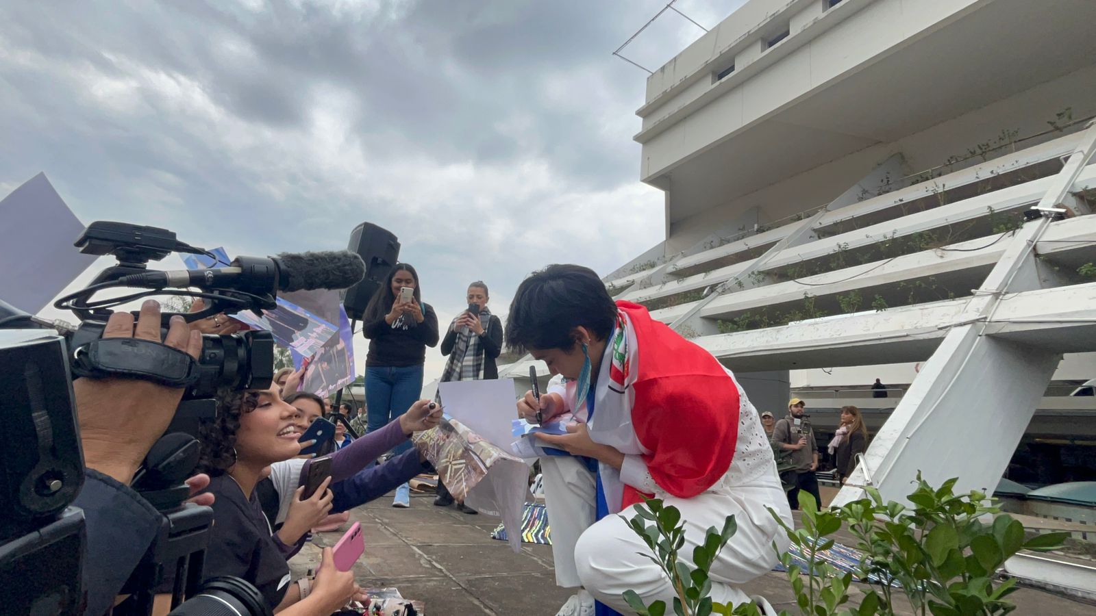 ¡Ya llegó! Aye Alfonso fue recibida por una gran multitud
