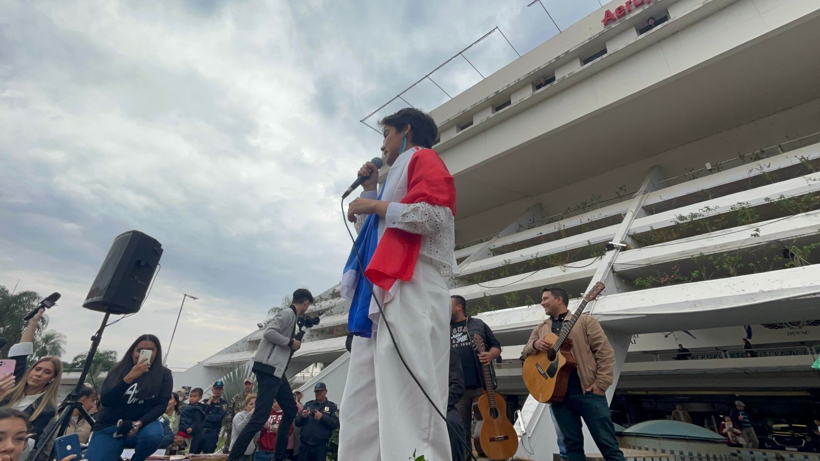 Aye Alfonso se puso a cantar 13 Tuyutí para su público