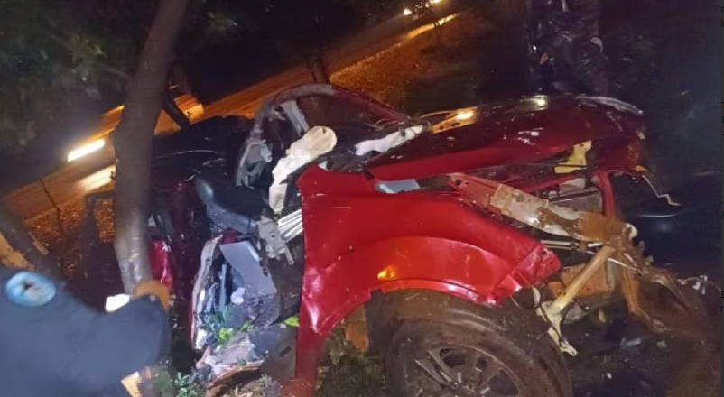 Hombre en estado crítico tras chocar contra un árbol en Hernandarias