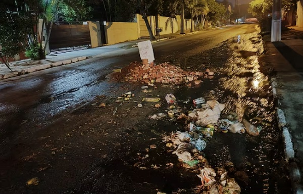 Escombros en Lambaré causan accidente de tránsito