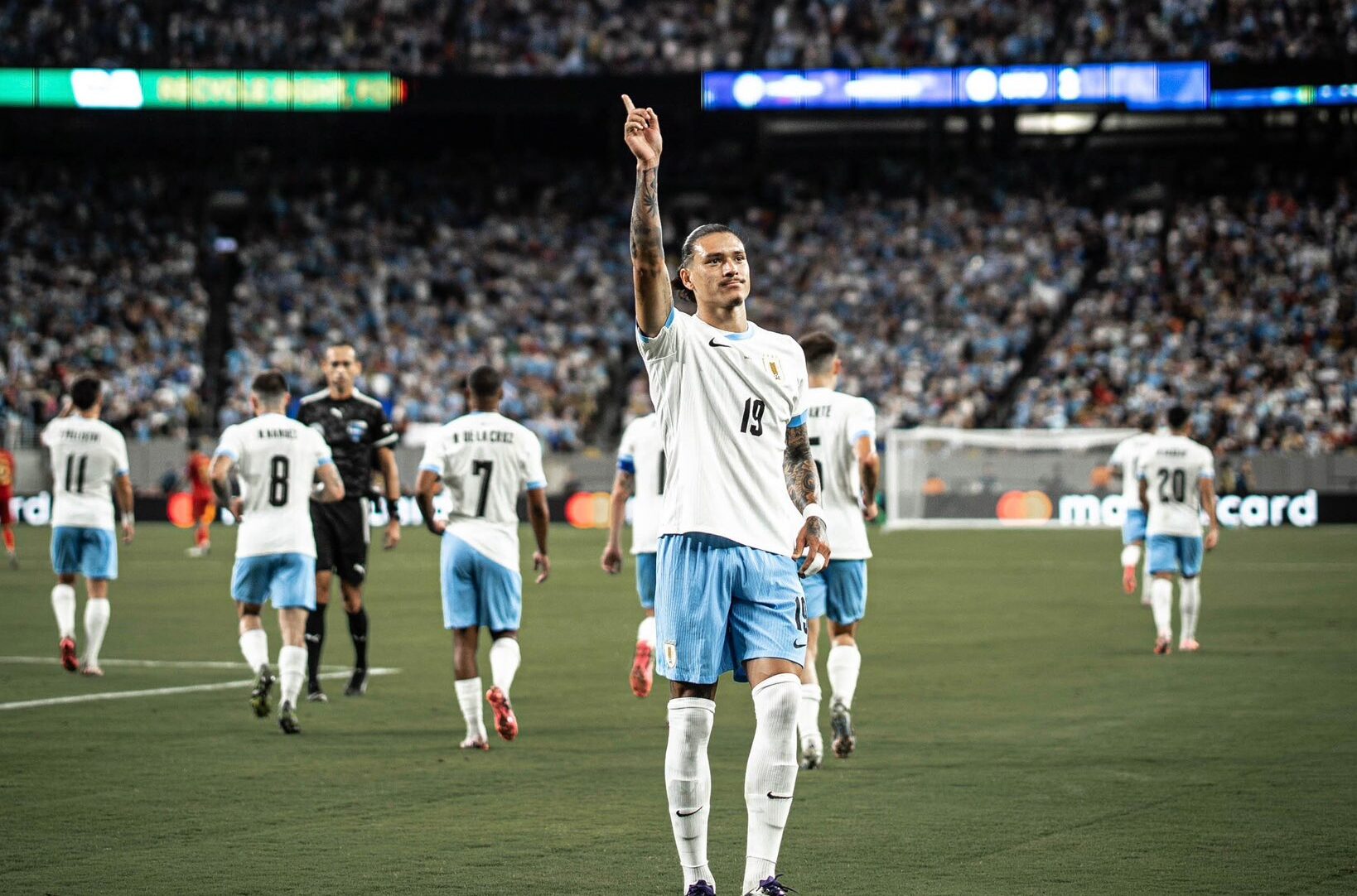 Uruguay aplastó a Bolivia y aseguró pase a cuartos