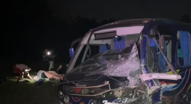 Joven muere y nueve estudiantes resultan heridos en accidente vial