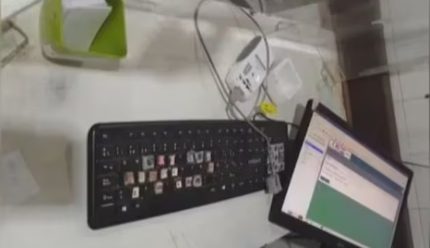 Hombre destruyó equipos y atacó a personal médico