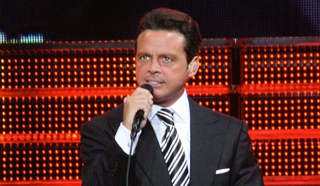 Escrachan a Luis Miguel por cambiar la melodía de sus canciones