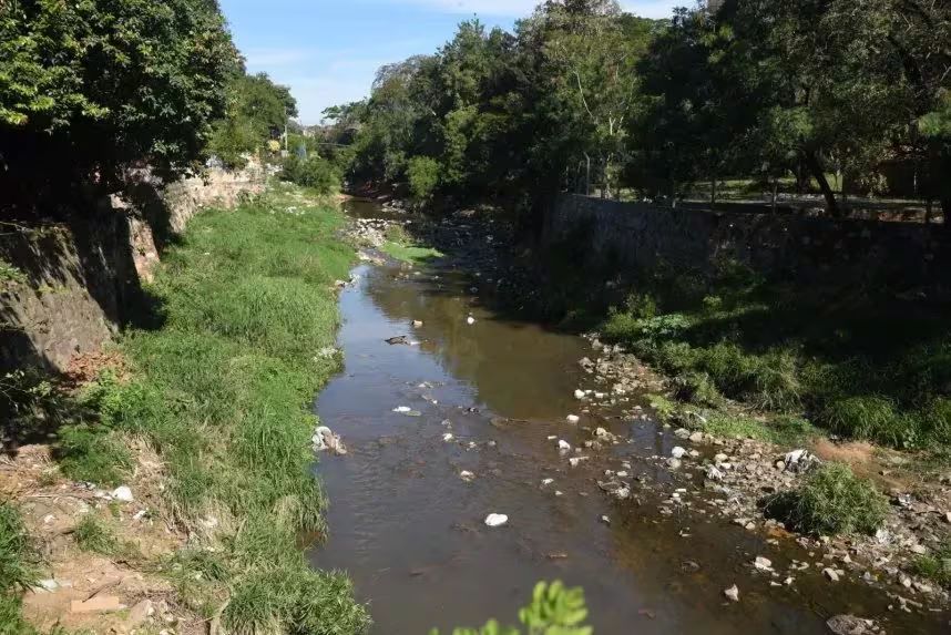 Tragedia en arroyo: Niño fallece al intentar cruzar con su hermano