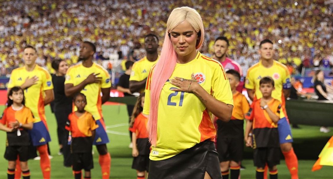 Karol G criticada tras cantar el himno de su país en la Copa América