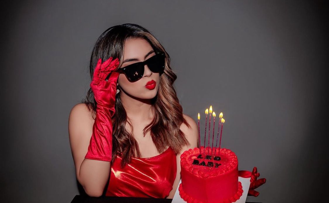 ¡Con un vestido rojo! Así recibió Vane Espínola sus 21 años