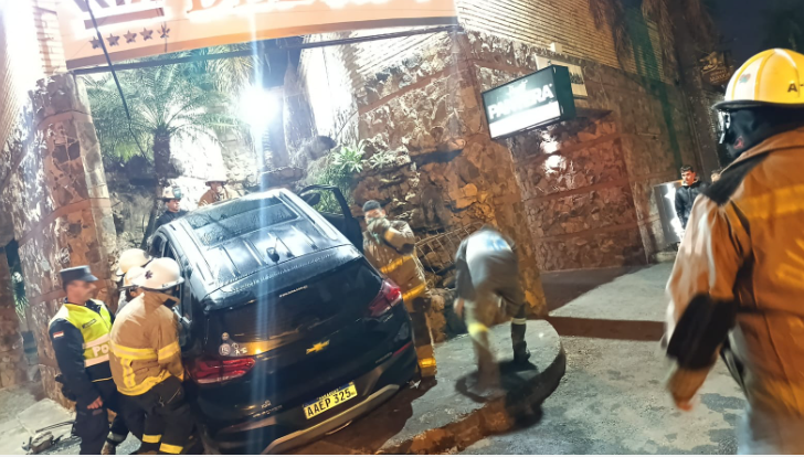 Vehículo impacto por la fachada de un motel