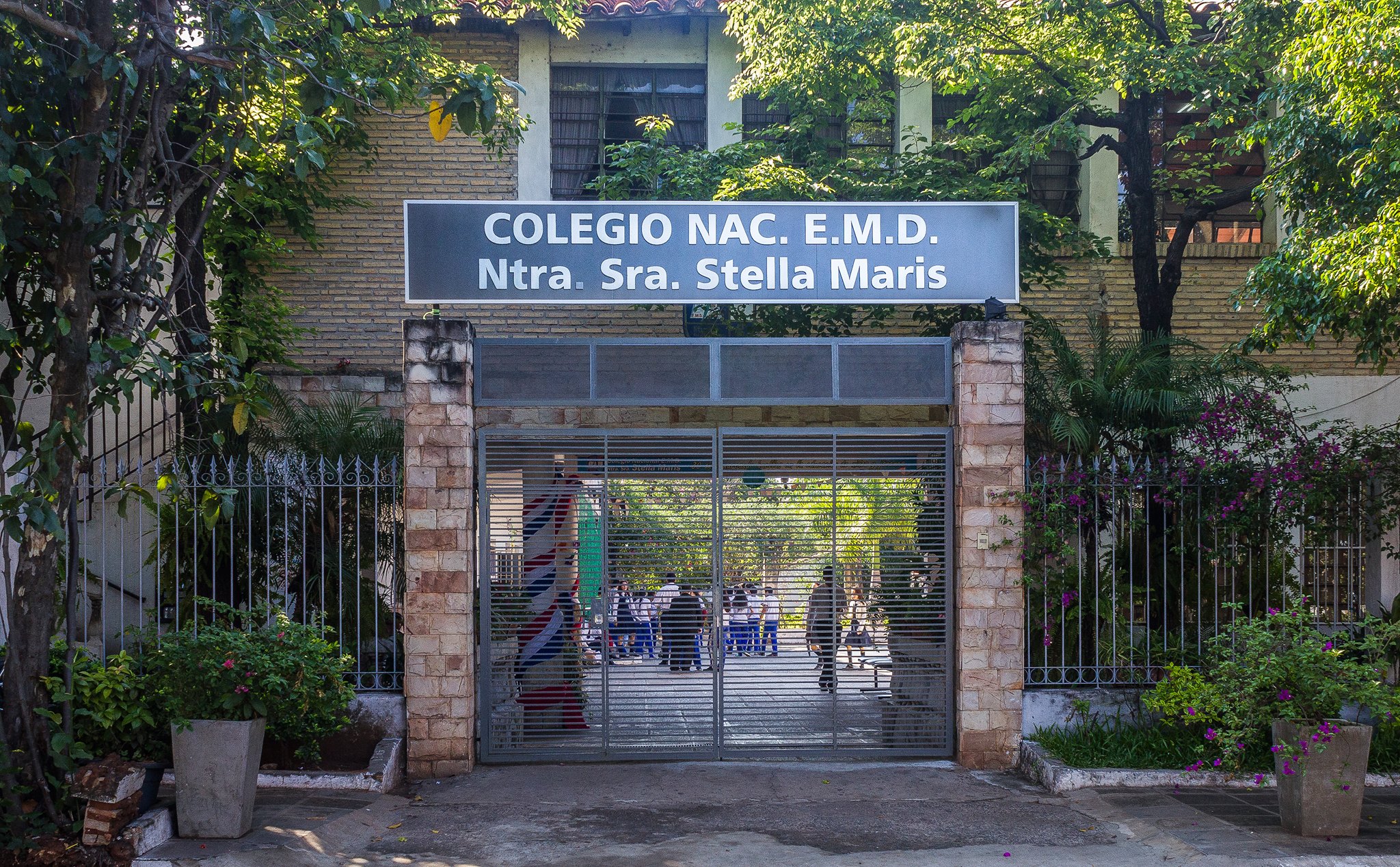 Estudiantes toman el colegio en protesta por irregularidades administrativas