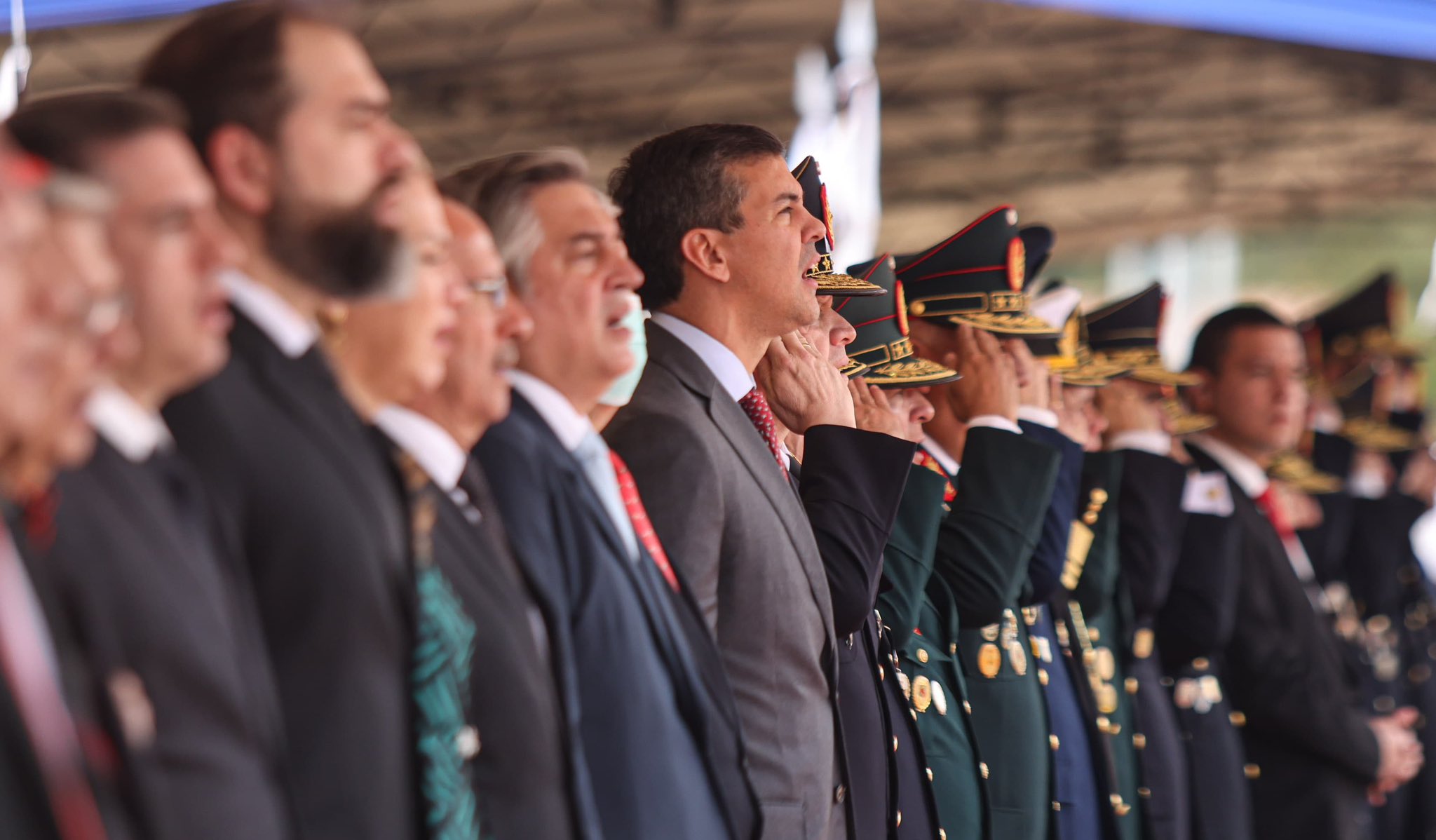 Peña saluda a los policías en su día