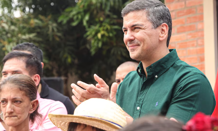 Peña entrega 220 viviendas en Central y promete más proyectos