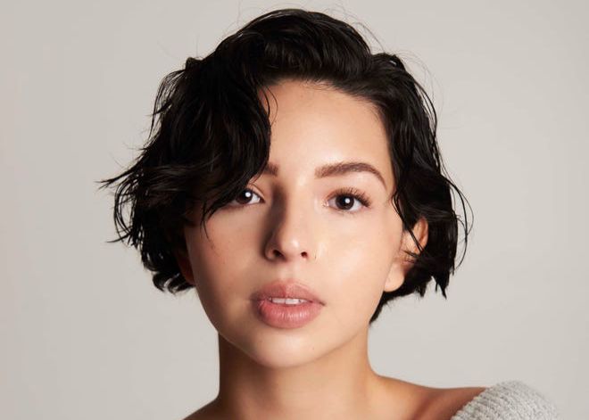 Ángela Aguilar se muestra grosera con un guardia de seguridad