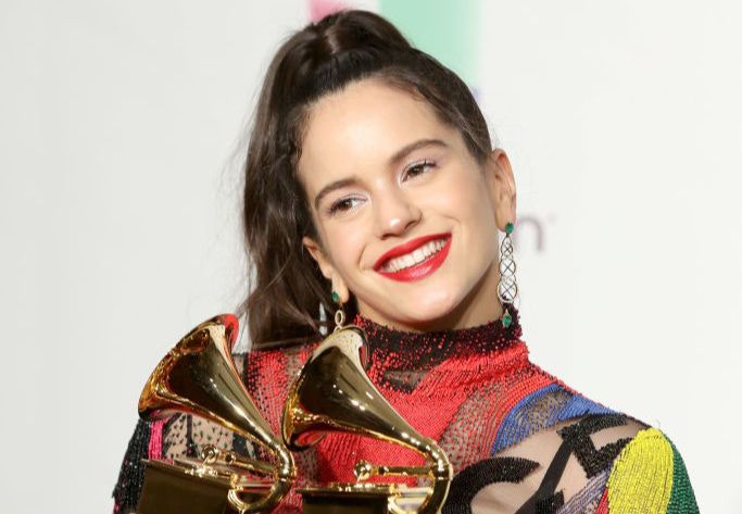 Le trataron de sucia a La Rosalía y ella les respondió