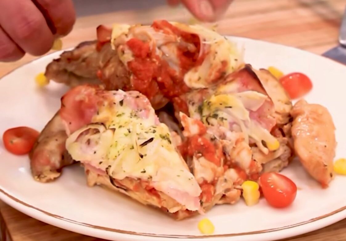 Mono Cicero presentó el pollo a la pizza en «Cocineros Argentinos»